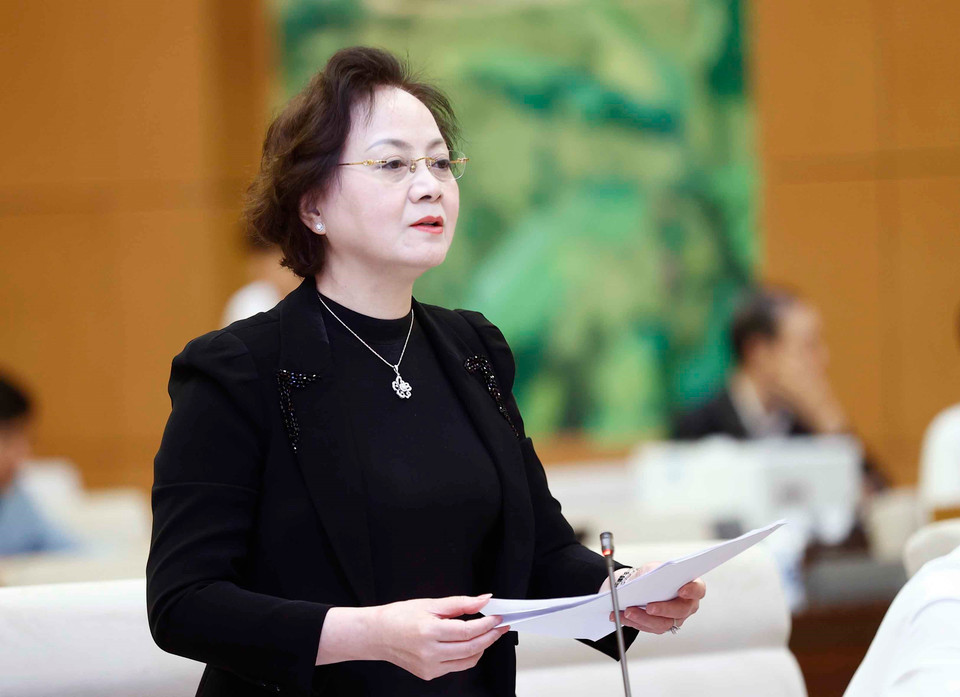 Bộ trưởng Bộ Nội vụ Phạm Thị Thanh Trà trình bày tóm tắt các tờ trình. (Ảnh: Doãn Tấn/TTXVN(