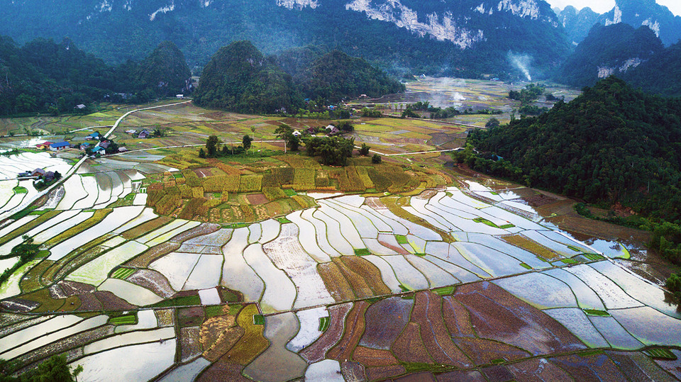 Vẻ đẹp của vùng cao Thượng Lâm, nơi có 99 ngọn núi huyền thoại bao quanh đã đi vào thơ ca nhạc họa, được ví như 'Hạ Long của đại ngàn.'. Du khách ghé thăm nơi đây sẽ được hòa mình vào cuộc sống người dân giữa thiên nhiên hùng vĩ. (Ảnh: Trọng Đạt/TTXVN)