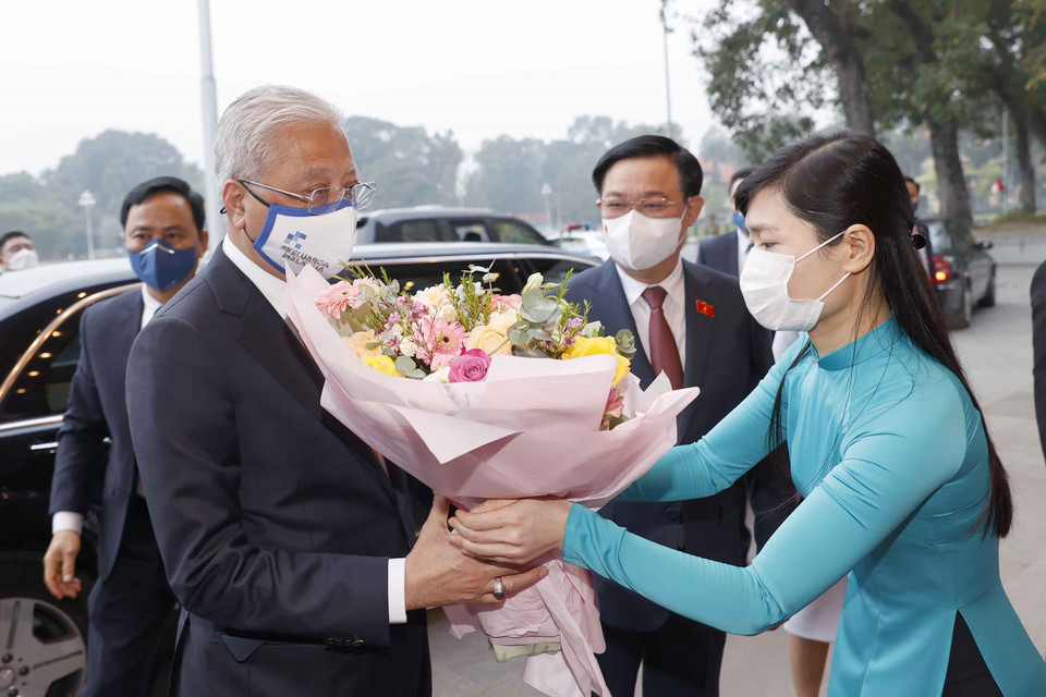 Chủ tịch Quốc hội Vương Đình Huệ đón Thủ tướng Malaysia. (Ảnh: Doãn Tấn/TTXVN)