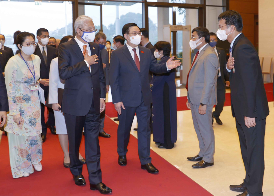 Chủ tịch Quốc hội Vương Đình Huệ và Thủ tướng Malaysia Dato’ Sri Ismail Sabri bin Yaakob với các đại biểu. (Ảnh: Doãn Tấn/TTXVN)