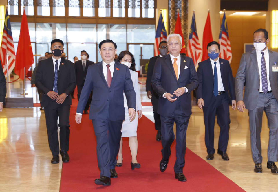 Chủ tịch Quốc hội Vương Đình Huệ và Thủ tướng Malaysia Dato’ Sri Ismail Sabri bin Yaakob. (Ảnh: Doãn Tấn/TTXVN)