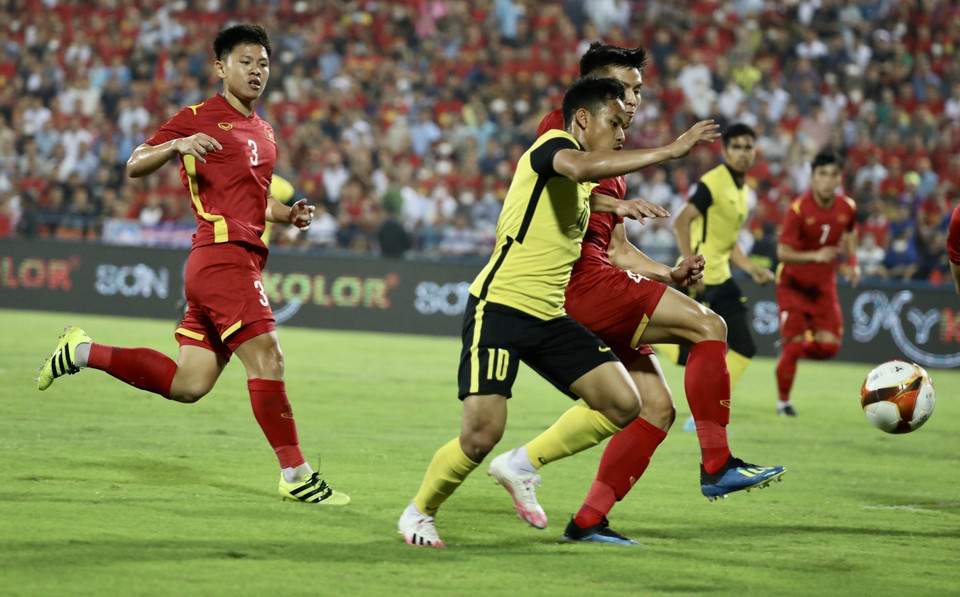 U23 Việt Nam triển khai khóa chặt hai biên. (Ảnh: Hoàng Linh/TTXVN)