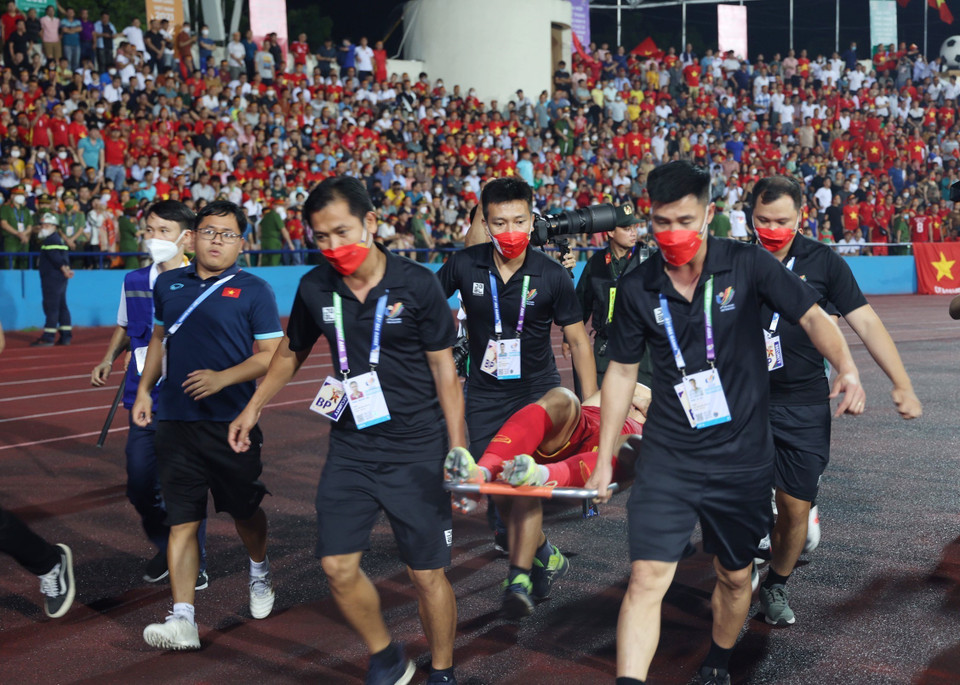 Hậu vệ Lê Văn Xuân (2) của U23 bị chấn thương phải rời sân trên cáng. (Ảnh: Hoàng Linh/TTXVN)