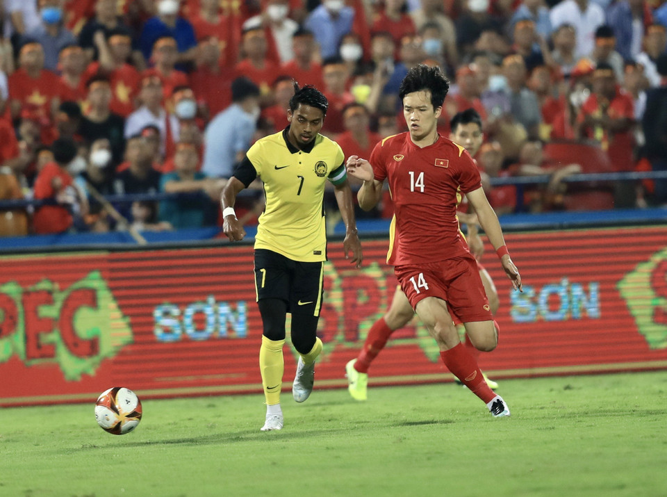 Hoàng Đức (14) vẫn là cầu thủ quan trọng giữ nhịp trận đấu cho U23 Việt Nam ở khu vực giữa sân. (Ảnh: Hoàng Linh/TTXVN)