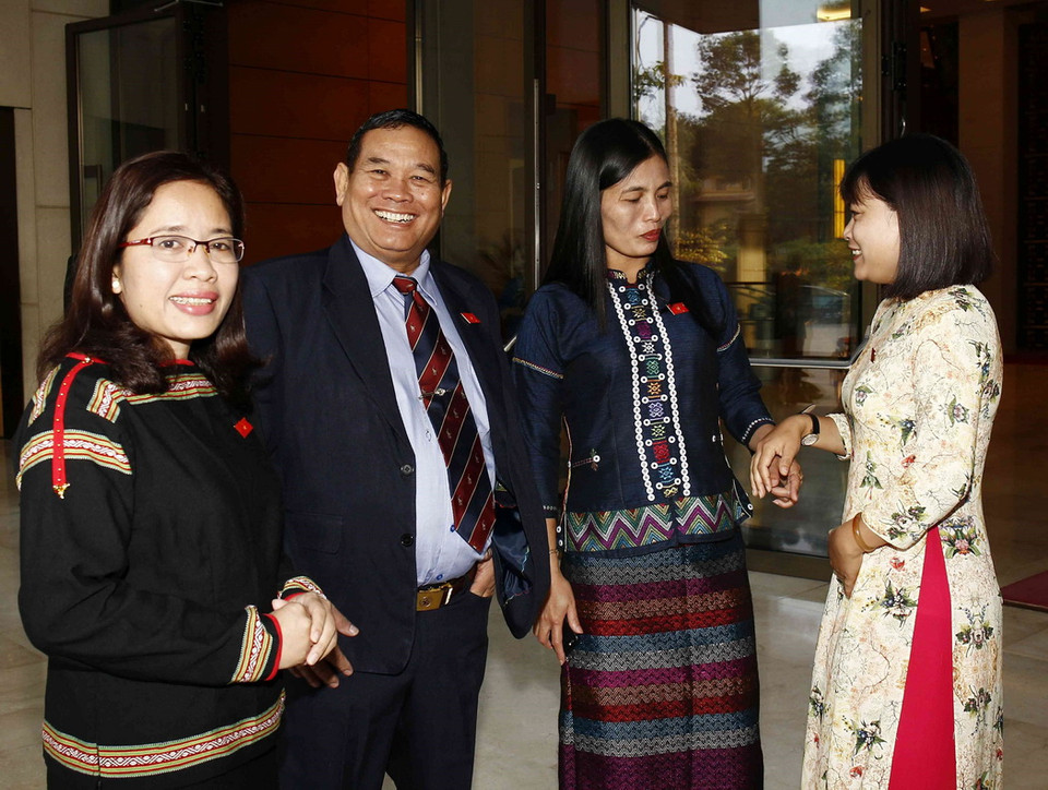 Các đại biểu Quốc hội khóa XIV trao đổi trước giờ khai mạc. (Ảnh: Văn Điệp/TTXVN)