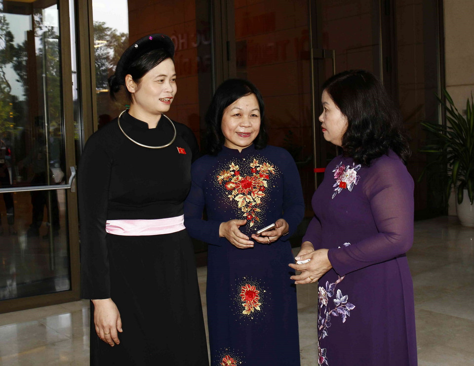 Các đại biểu Quốc hội khóa XIV trao đổi trước giờ khai mạc. (Ảnh: Văn Điệp/TTXVN)