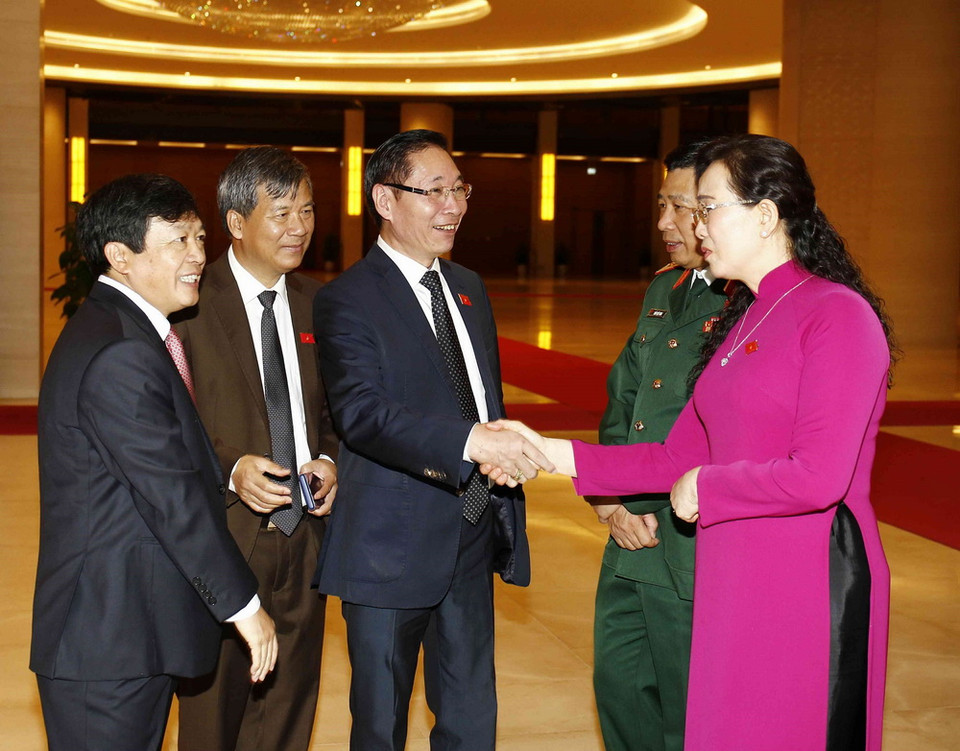 Các đại biểu Quốc hội khóa XIV trao đổi trước giờ khai mạc. (Ảnh: Văn Điệp/TTXVN)