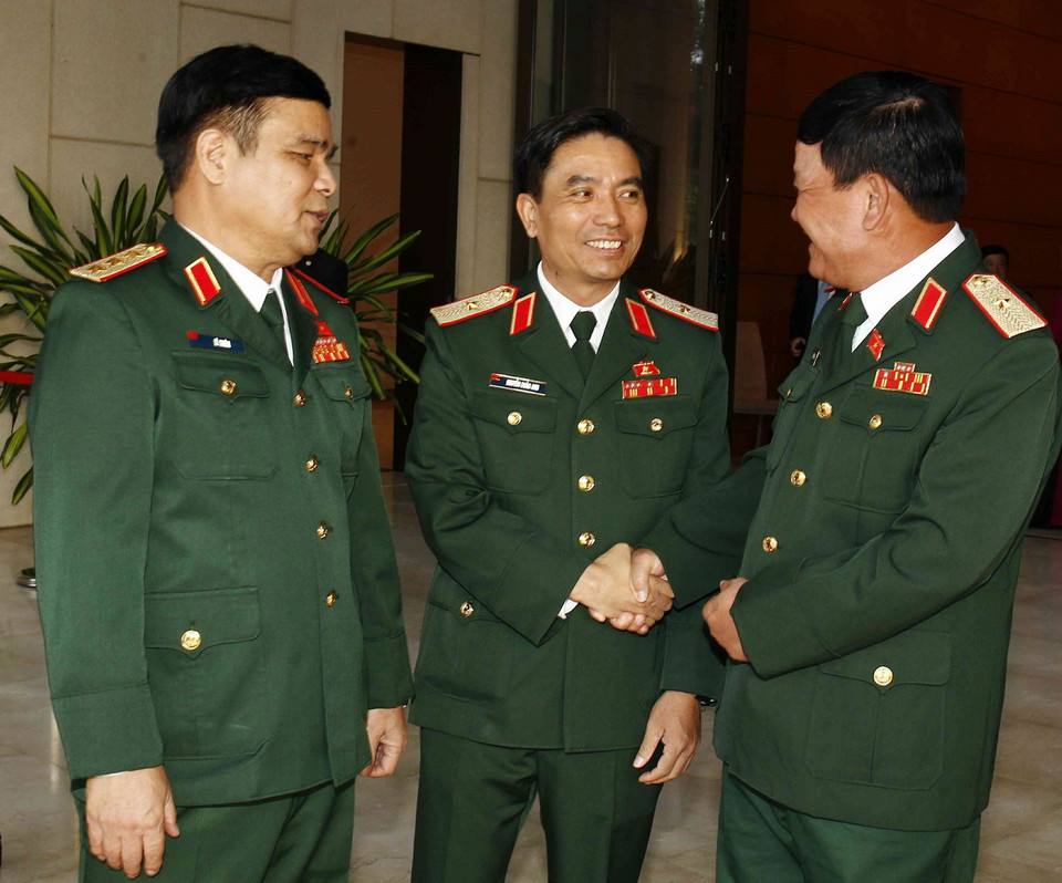 Các đại biểu Quốc hội khóa XIV trao đổi trước giờ khai mạc. (Ảnh: Văn Điệp/TTXVN)