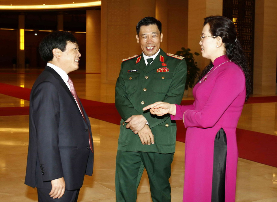 Các đại biểu Quốc hội khóa XIV trao đổi trước giờ khai mạc. (Ảnh: Văn Điệp/TTXVN)