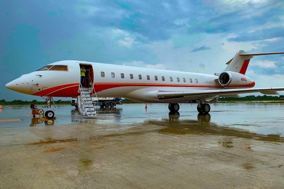 Chuyên cơ của tỷ phú Joe Lewis tại Sân bay quốc tế Cần Thơ. (Ảnh: Thanh Liêm/TTXVN)