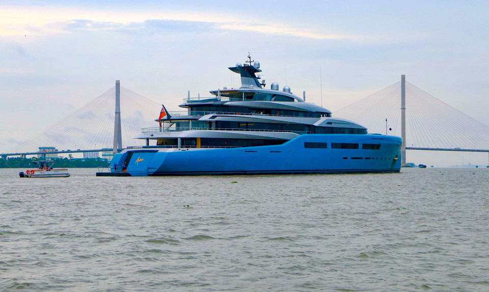 Siêu du thuyền Aviva của tỷ phú Joe Lewis thả neo trên sông Hậu từ trưa ngày 3/6. (Ảnh: Thanh Liêm/TTXVN)