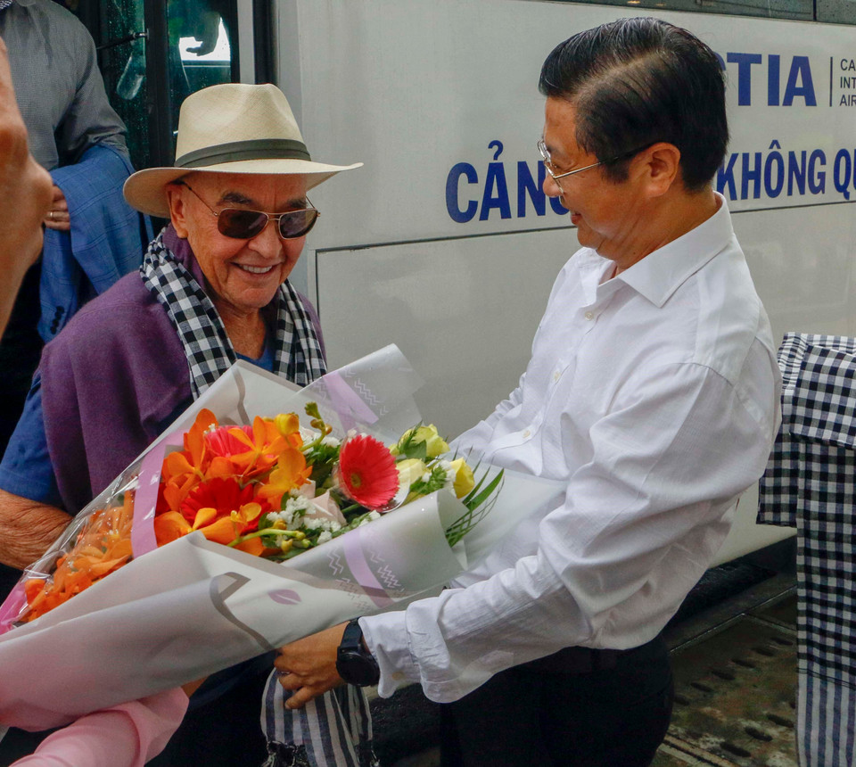 Phó Chủ tịch Ủy ban Nhân dân thành phố Cần Thơ Trương Quang Hoài Nam tặng chiếc khăn rằn Nam Bộ, chào đón tỷ phú Joe Lewis tại Sân bay quốc tế Cần Thơ. (Ảnh: Thanh Liêm/TTXVN)