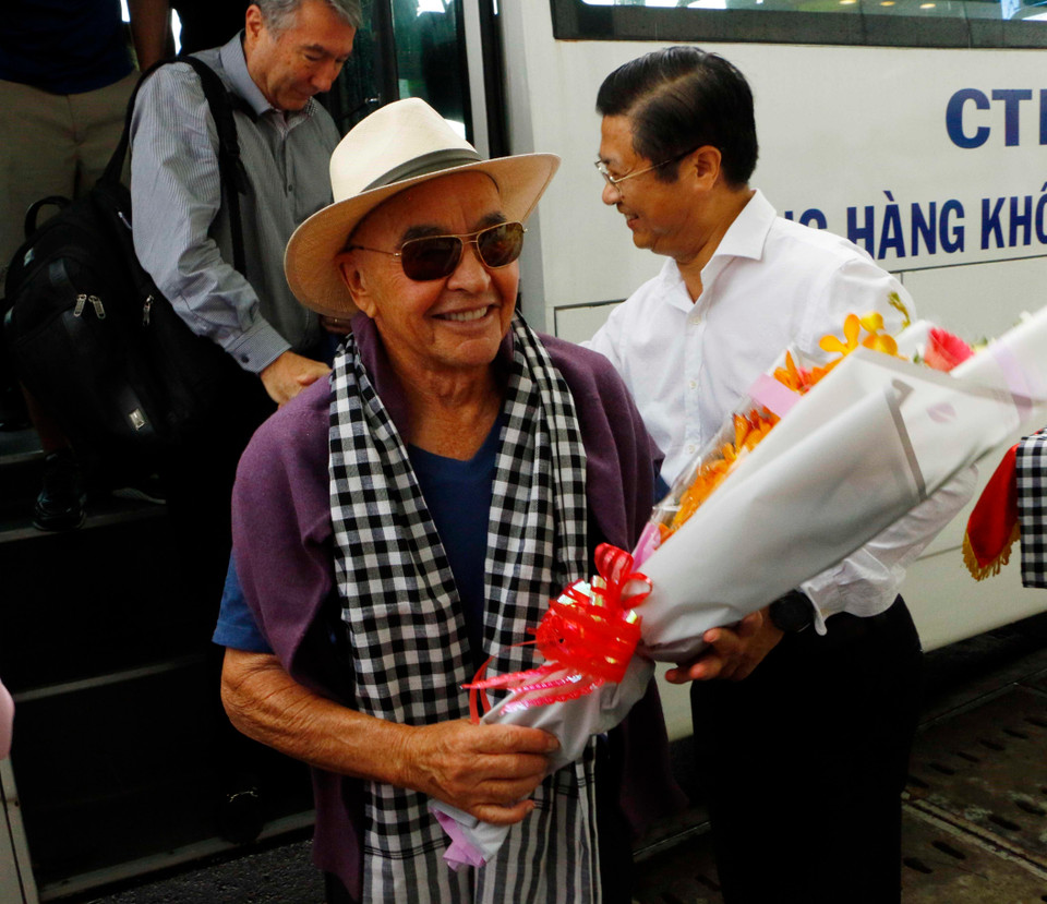 Chiều 3/6, tỷ phú người Anh Joe Lewis đồng thời là chủ Câu lạc bộ bóng đá Tottenham đáp chuyên cơ đến thăm Cần Thơ lần thứ 2. (Ảnh: Thanh Liêm/TTXVN)