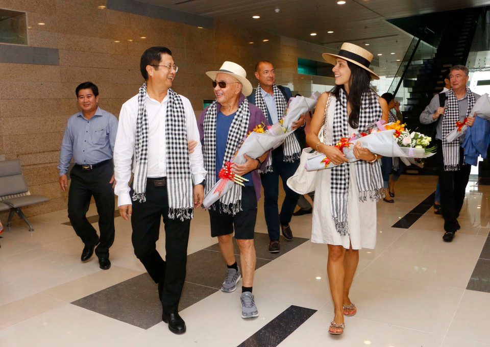 Tỷ phú Joe Lewis trò chuyện với Phó Chủ tịch UBND thành phố Cần Thơ Trương Quang Hoài Nam. (Ảnh: Thanh Liêm/TTXVN)