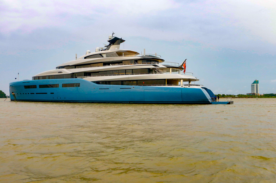 Siêu du thuyền Aviva của tỷ phú Joe Lewis thả neo trên sông Hậu từ trưa ngày 3/6. (Ảnh: Thanh Liêm/TTXVN)