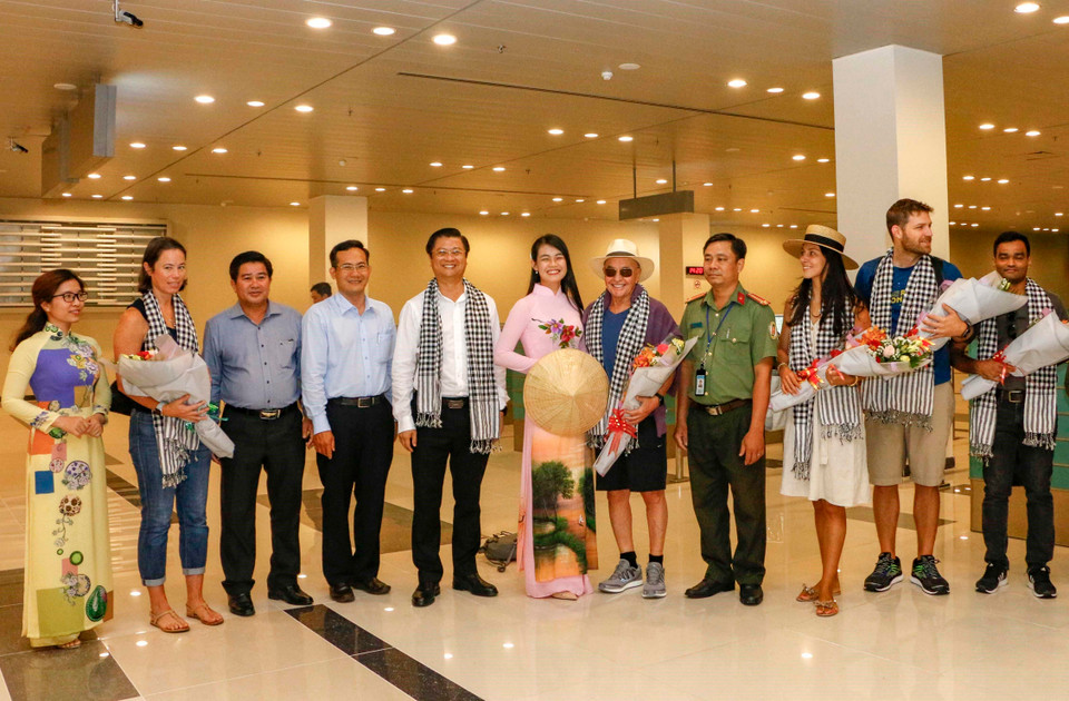 Tỷ phú Joe Lewis và các thành viên trong đoàn chụp ảnh cùng lãnh đạo UBND thành phố Cần Thơ. (Ảnh: Thanh Liêm/TTXVN)