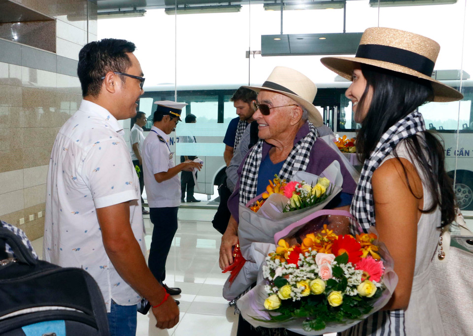 Tỷ phú Joe Lewis trò chuyện với phóng viên. (Ảnh: Thanh Liêm/TTXVN)