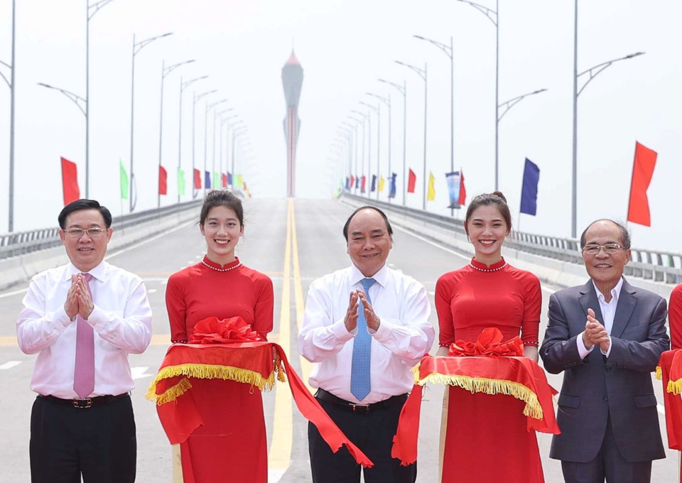  Thủ tướng Nguyễn Xuân Phúc và các đại biểu thực nghiện nghi thức cắt băng thông xe cầu Cửa Hội bắc qua Sông Lam. (Ảnh: Thống Nhất/TTXVN)