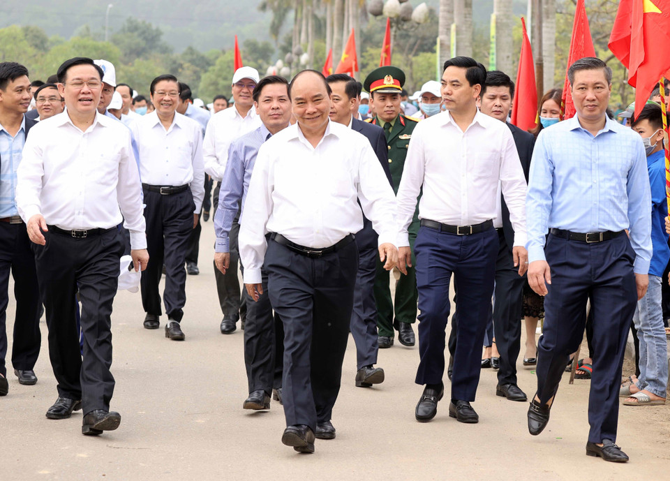 Thủ tướng Nguyễn Xuân Phúc tham gia lễ trồng cây cùng cán bộ và nhân dân huyện Đô Lương. (Ảnh: Thống Nhất/TTXVN)