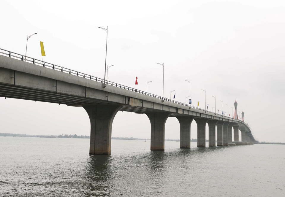 Cầu Cửa Hội bắc qua Sông Lam nối tỉnh Nghệ An và Hà Tĩnh. (Ảnh: Thống Nhất/TTXVN)