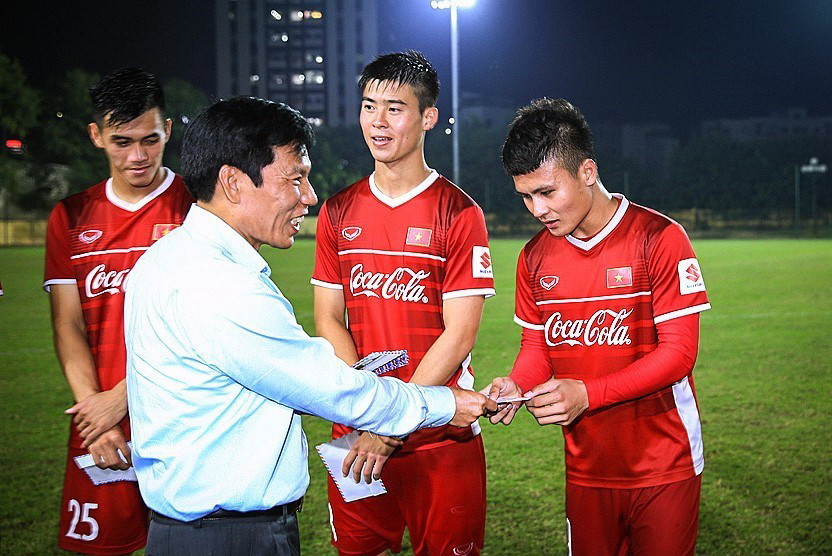 Bộ trưởng Bộ Văn hóa, Thể thao và Du lịch Nguyễn Ngọc Thiện tặng quà động viên đội tuyển bóng đá Việt Nam. (Ảnh: Trọng Đạt/TTXVN)