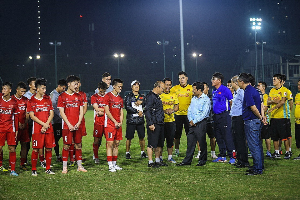  Bộ trưởng Bộ Văn hóa Thể thao và Du lịch Nguyễn Ngọc Thiện thăm hỏi, động viên ban huấn luyện và cầu thủ đội tuyển Việt Nam trước ngày lên đường thi đấu AFF Cup 2018. (Ảnh: Trọng Đạt/TTXVN)