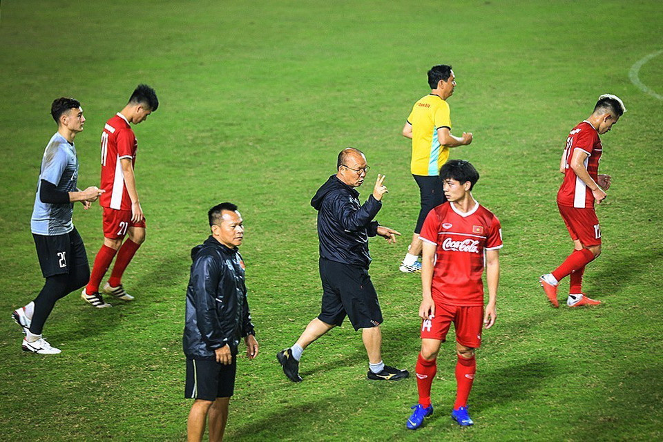 Huấn luyện viên Park Hang-Seo trao đổi với các cầu thủ trong buổi tập chiều 4/11. (Ảnh: Trọng Đạt/TTXVN)