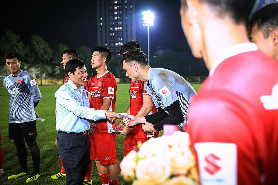 Bộ trưởng Bộ Văn hóa, Thể thao và Du lịch Nguyễn Ngọc Thiện tặng quà động viên đội tuyển bóng đá Việt Nam. (Ảnh: Trọng Đạt/TTXVN)