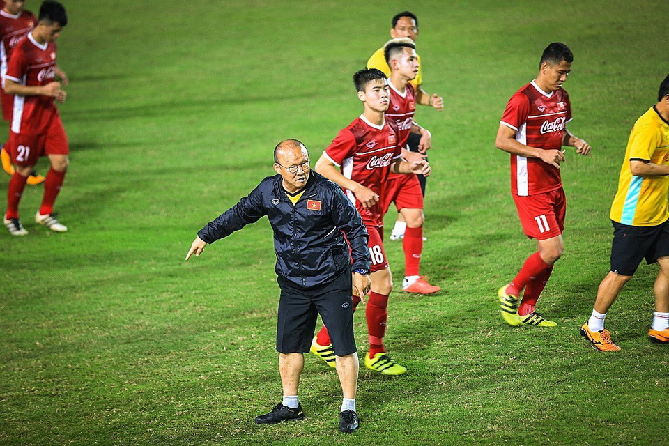 Huấn luyện viên và các cầu thủ có buổi tập quan trọng trước ngày lên đường sang Lào thi đấu trận đầu tiên của giải đấu AFF Cup 2018. (Ảnh: Trọng Đạt/TTXVN)