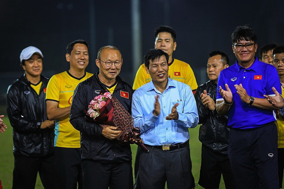 Bộ trưởng Bộ Văn hóa, Thể thao và Du lịch Nguyễn Ngọc Thiện tặng hoa cho huấn luyện viên trưởng đội tuyển Việt Nam Park Hang-Seo. (Ảnh: Trọng Đạt/TTXVN)