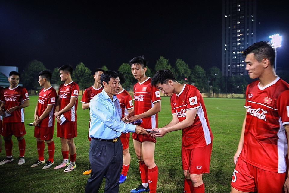 Bộ trưởng Bộ Văn hóa, Thể thao và Du lịch Nguyễn Ngọc Thiện tặng quà động viên đội tuyển bóng đá Việt Nam. (Ảnh: Trọng Đạt/TTXVN)