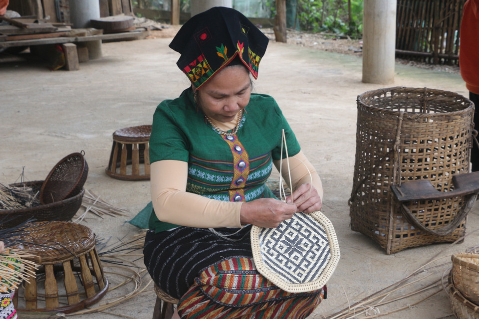 Bà Lang Thị Hoa, Giám đốc Hợp tác xã mây tre đan bản Diềm đã từng bước đưa hoa văn, họa tiết từ các sản phẩm thổ cẩm được dệt trên khăn, váy áo của người Thái ứng dụng vào các sản phẩm đan lát. (Ảnh: Bích Huệ/TTXVN)