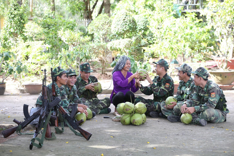 Phút giải lao của Bội đội biên phòng Đồn biên phòng Bình Thạnh (đóng trên địa bàn thị xã Hồng Ngự, tỉnh Đồng Tháp) sau khi tuần tra khu vực biên giới. (Ảnh: Anh Tuấn/TTXVN)