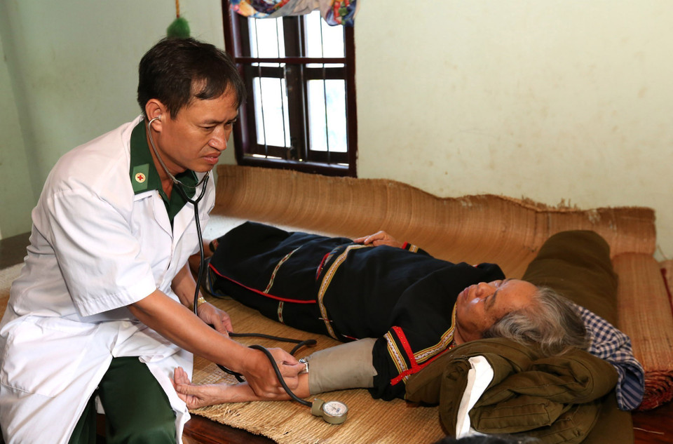 Bộ đội biên phòng Đồn Biên phòng Yok Đôn (đóng trên địa bàn tỉnh Đắk Lắk) thăm hỏi, khám bệnh, cấp phát thuốc cho gia đình người có công với cách mạng huyện biên giới Buôn Đôn. (Ảnh: Anh Tuấn/TTXVN)