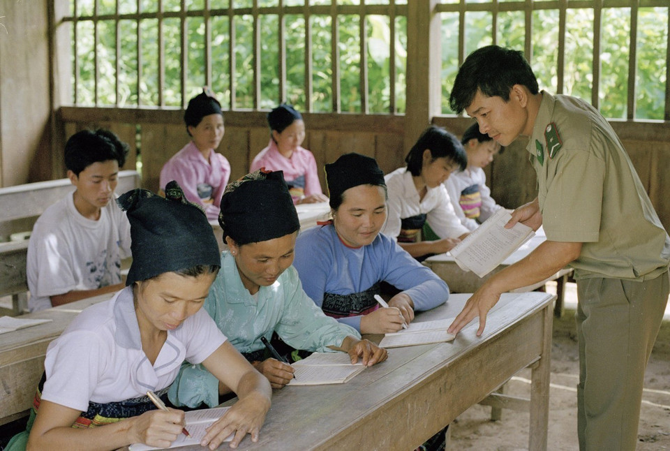 Bộ đội Biên phòng Thanh Hóa dạy học, xóa mù chữ cho người dân bản Na Mèo, xã Na Mèo, huyện Quan Sơn. (Ảnh: Hà Việt - TTXVN)
