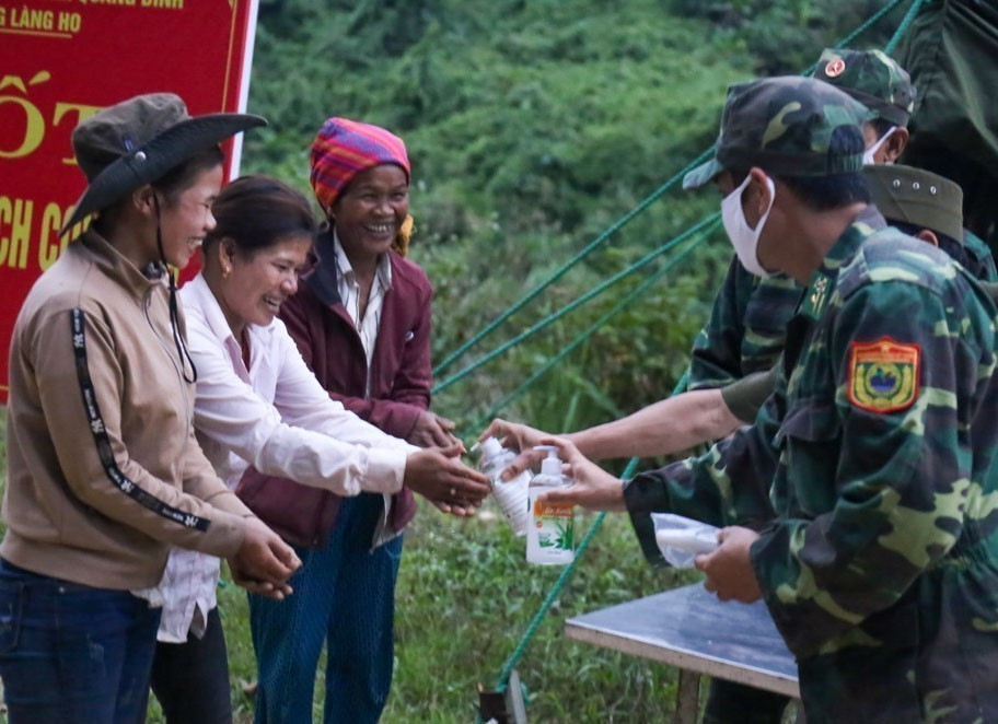 Bộ đội biên phòng tỉnh Quảng Bình cắm chốt, tuyên truyền và hướng dẫn người dân về phòng chống dịch COVID-19. (Ảnh: Đức Thọ/TTXVN)