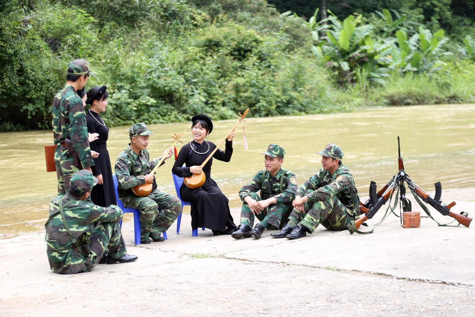 Phút giải lao sau giờ tuần tra của Bộ đội Biên phòng đồn Biên phòng Sóc Giang (huyện Pắc Bó, Cao Bằng). (Ảnh: Anh Tuấn/TTXVN)