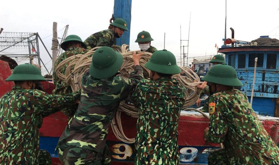 Bộ đội biên phòng Quảng Trị giúp ngư dân di chuyển ngư cụ chuẩn bị ứng phó với bão số 5. (Ảnh: Hồ Cầu/TTXVN)