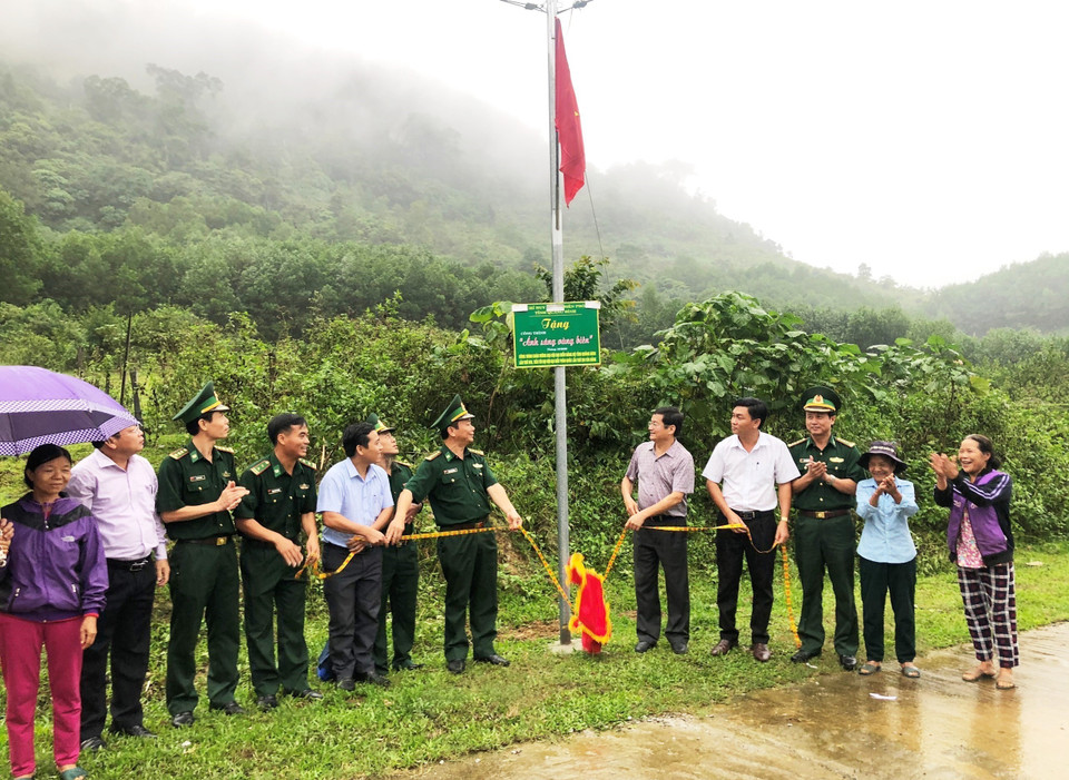 Bộ Chỉ huy Bộ đội Biên phòng Quảng Bình bàn giao và đưa vào sử dụng công trình đèn đường giao thông thuộc mô hình 'Ánh sáng vùng biên' cho đồng bào sinh sống tại bản Hóa Lương, Lương Năng và thôn Tăng Hóa, xã Hóa Sơn, huyện Minh Hóa. Công trình được xây dựng và đưa vào sử dụng góp phần giúp nhân dân vùng biên giới, vùng sâu vùng xa, miền núi phát triển kinh tế, xã hội, xóa đói giảm nghèo. (Ảnh: Võ Dung/TTXVN)