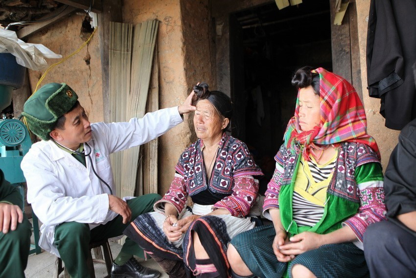 Cán bộ Đồn Biên phòng Dào San, huyện Phong Thổ, tỉnh Lai Châu xuống bản Sểnh Sảng A, xã Dào San phát thuốc, khám chữa bệnh cho người dân. (Ảnh: Quý Trung/TTXVN)