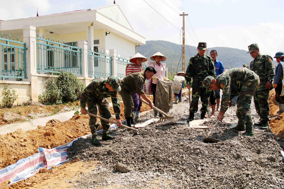 Cán bộ, chiến sỹ Biên phòng Lai Châu đã đóng góp hàng nghìn ngày công giúp các xã vùng biên làm đường giao thông nông thôn. (Ảnh: Công Tuyên/TTXVN)