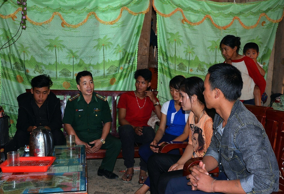 Cán bộ, chiến sỹ đồn Biên phòng Leng Su Sìn (Điện Biên) tuyên truyền, vận động người dân bảo vệ an ninh biên giới. (Ảnh: Phan Tuấn Anh/TTXVN)