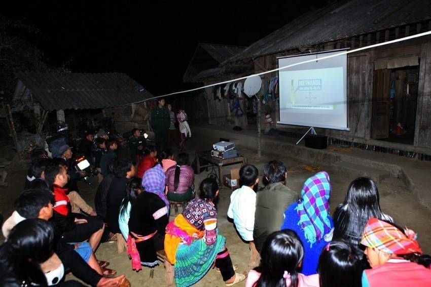 Đội vận động quần chúng của Đồn Biên phòng Dào San, huyện Phong Thổ, tỉnh Lai Châu thường xuyên xuống các bản trình chiếu những thước phim tư liệu, những phóng sự về giáo dục sức khỏe, tác hại của ma túy, của rượu, tệ nạn xã hội để tuyên truyền cho người dân cách phòng tránh. (Ảnh: Quý Trung/TTXVN)