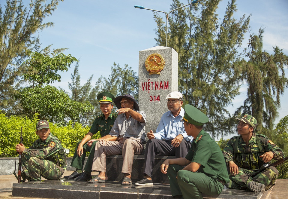 Bộ đội biên phòng tỉnh Kiên Giang thường xuyên tổ chức triển khai xây dựng các cụm dân cư biên giới, phát triển kinh tế-xã hội, quốc phòng-an ninh và vận động nhân dân tham gia quản lý, bảo vệ biên giới trong tình hình mới. Trong ảnh: Cán bộ, chiến sĩ Đồn biên phòng cửa khẩu quốc tế Hà Tiên giao lưu với các cụ trong Chi hội Người cao tuổi ấp Xà Xía, xã Mỹ Đức, thị xã Hà Tiên. (Ảnh: Hồng Đạt/TTXVN)