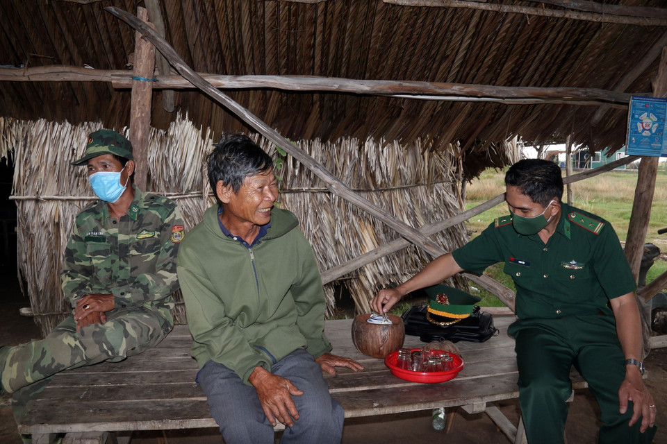 Cán bộ, chiến sỹ Đồn Biên phòng Phú Mỹ đến thăm, động viên ông Lý Văn Nhợi, ngụ ấp Trà Phô, xã Phú Mỹ (huyện Giang Thành, tỉnh Kiên Giang) - gia đình tiêu biểu trong phong trào toàn dân tham gia bảo vệ chủ quyền lãnh thổ, an ninh biên giới quốc gia. (Ảnh: Lê Sen/TTXVN)