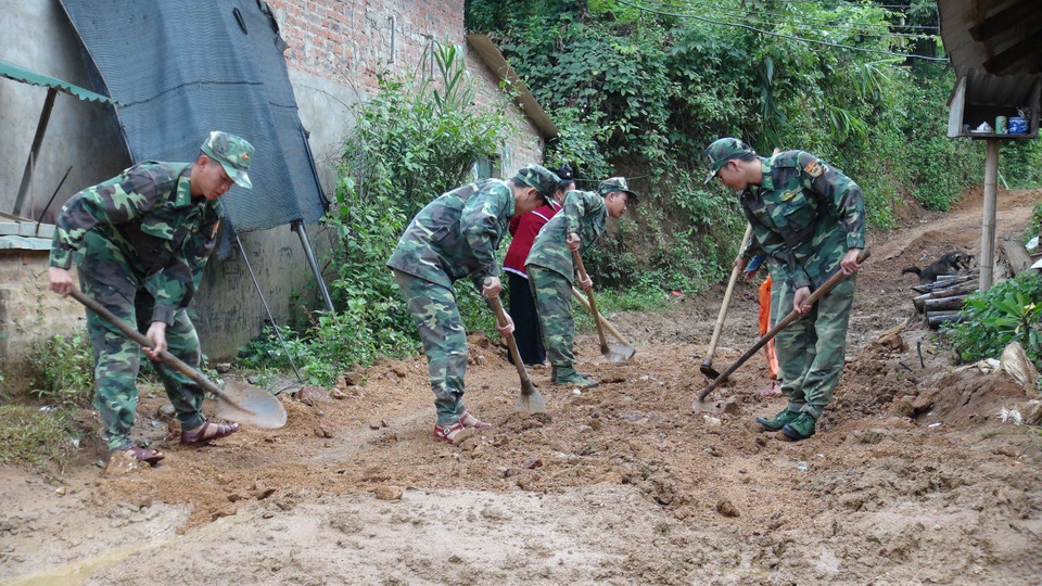 Các chiến sỹ biên phòng Sơn La giúp đồng bào vùng biên huyện Sông Mã tu sửa đường giao thông. (Ảnh: Hữu Quyết/TTXVN)