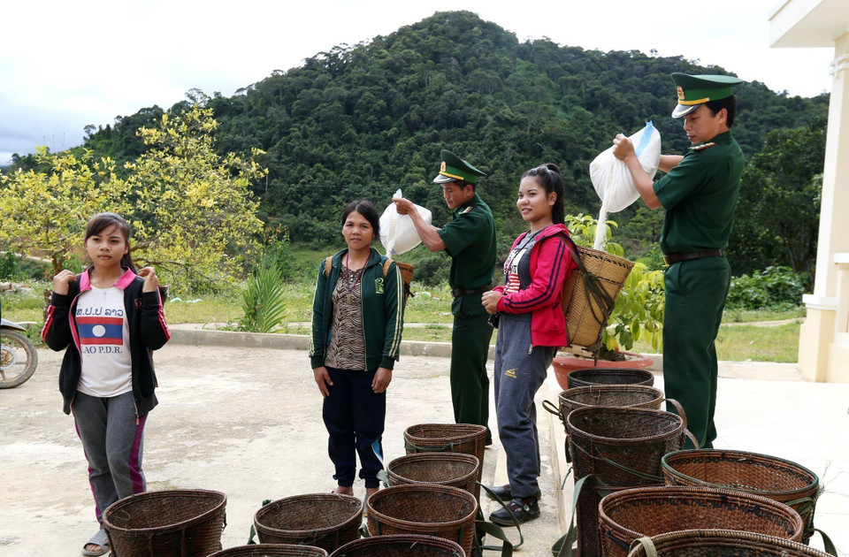 Cán bộ Đồn biên phòng A Xan (đóng trên địa bàn huyện miền núi Tây Giang, tỉnh Quảng Nam) phát gạo cứu đói cho nhân dân vùng biên giới. (Ảnh: Anh Tuấn/TTXVN)