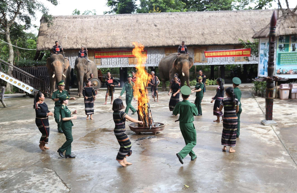 Bộ đội Biên phòng Đắk Lắk làm công tác vận động quần chúng tại huyện Lắk. (Ảnh: Anh Tuấn/TTXVN)