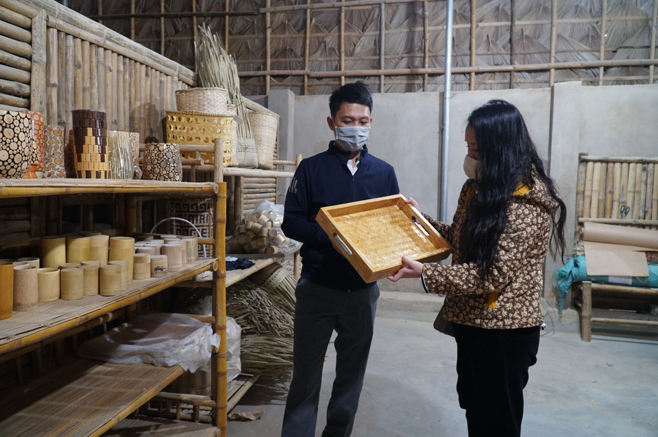 Khách hàng xem sản phẩm mây tre đan của Hợp tác xã mây tre đan bản Diềm. (Ảnh: TTXVN phát)