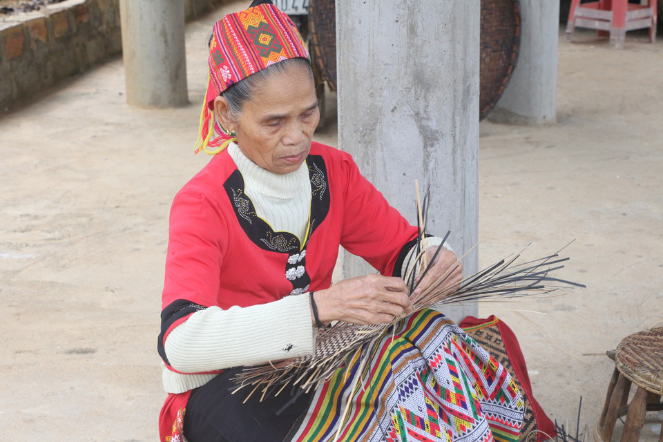 Thông qua các sản phẩm xuất khẩu của làng nghề truyền thống, bản sắc văn hóa của đồng bào Thái Con Cuông được các nước biết đến. (Ảnh: Bích Huệ/TTXVN)